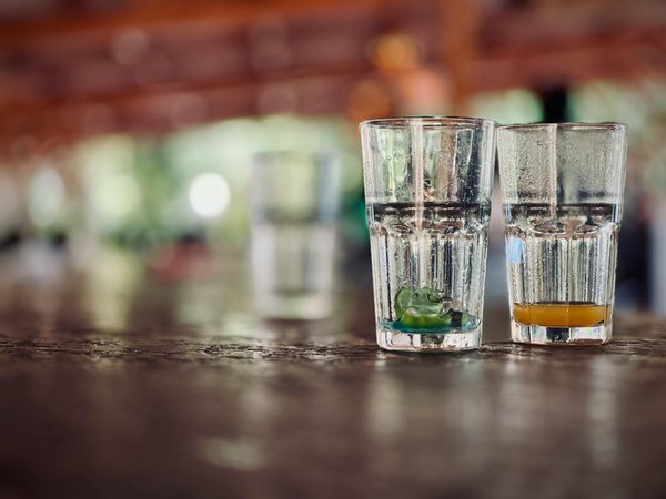 Savourez une délicieuse salade de pâtes aux crevettes et avocat, rehaussée d"une vinaigrette citronnée rafraîchissante !